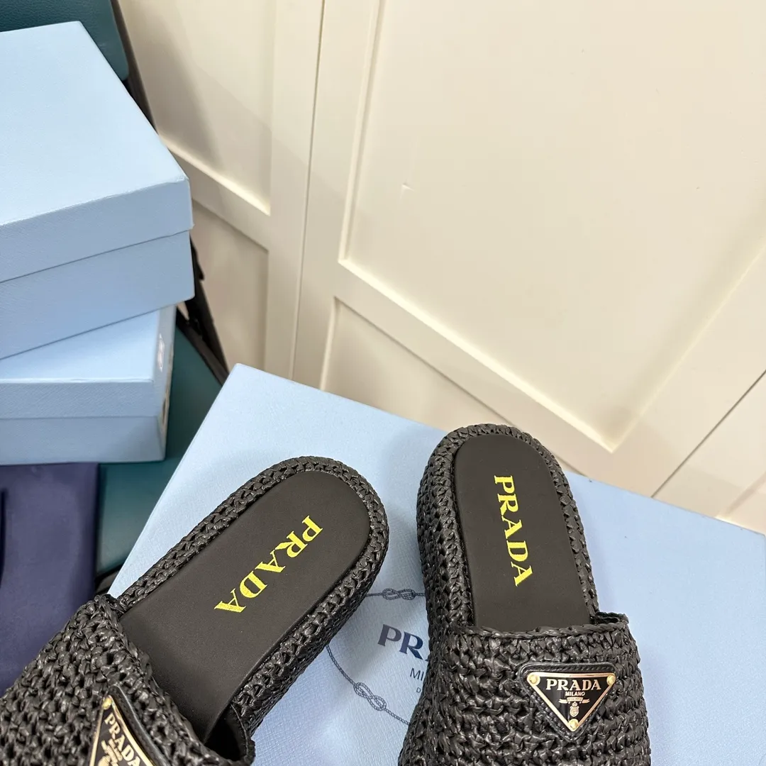 👟👟Ex-factory price 420👟👟 Prada’s new woven shoes and straw slippers! This year's popular straw series, lazy people's must-have slippers, look so good on your feet! ●Material: original uniform grass weave ●Inner padding: sheepskin lining ●Outsole: rubber outsole ●Number of yards: 35～40 (40 41 customized)